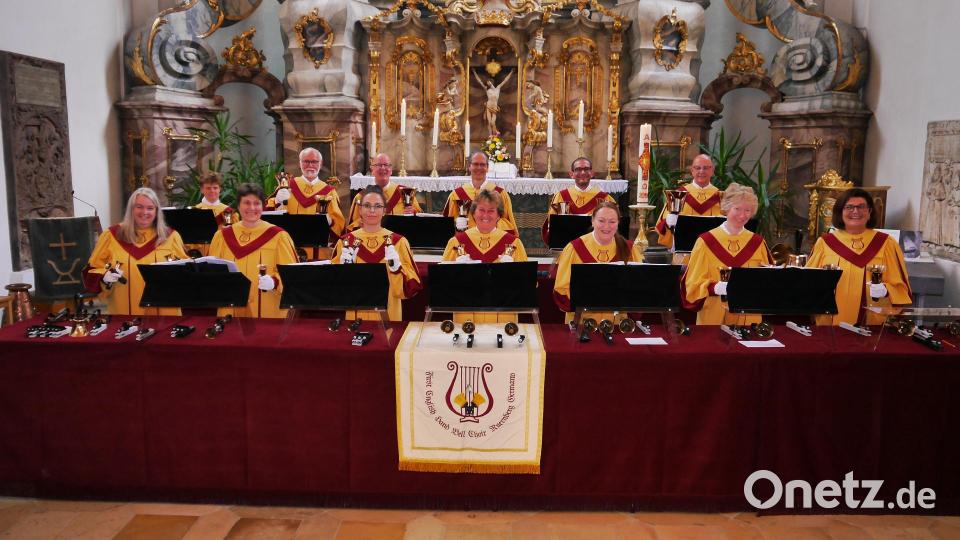 Der &quot;Nürnberger Handglockenchor&quot; musiziert beim Gottesdienst zum Ehejubiläum. Bild: Karin Hannes