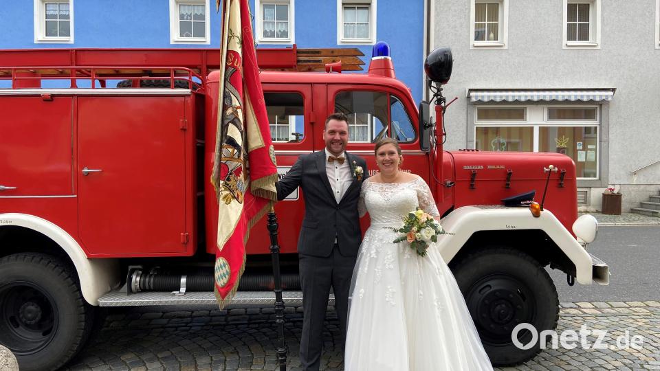 Fürs Hochzeitsfoto nehmen Tobias und Franziska Schimetscheck die von der Braut selbstgenähten Mund/Nasenmasken ab. Bild: mld