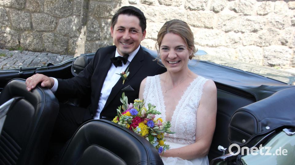 Im offenen Wagen ging's zur Hochzeitsfeier nach Falkenberg zur Gartenparty. Bild: kro