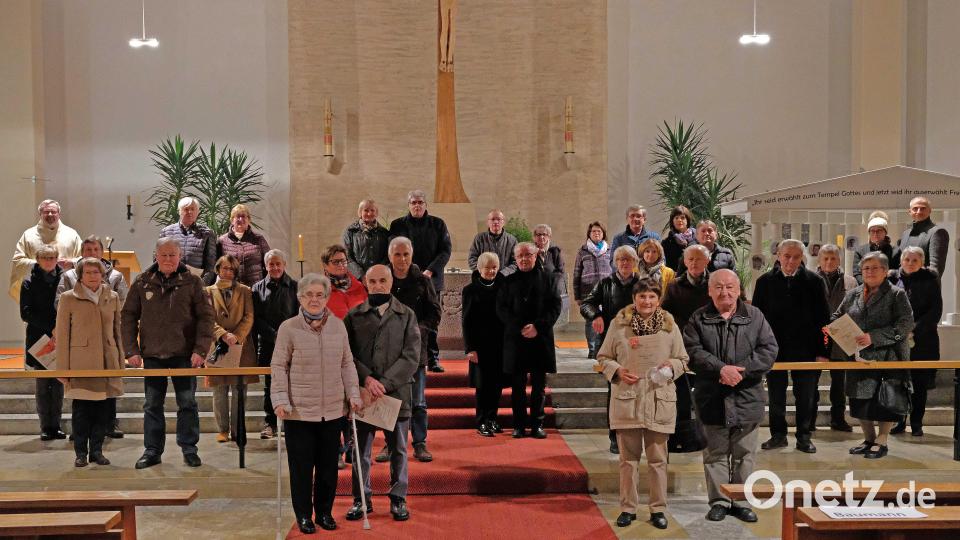 Die Paare stellten sich mit Pfarrer Markus Ertl (links) und Pfarrgemeinderatssprecherin Maria Schlögl (hinten rechts) zum gemeinsamen Foto auf. Bild: twi