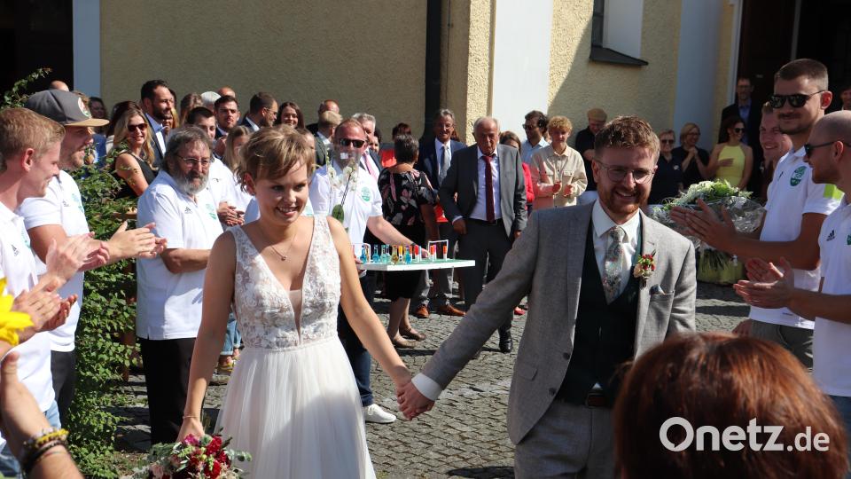 Hochzeitsspalier für das sichtlich glückliche Brautpaar Luisa und Philip Böckl. Bild: flt