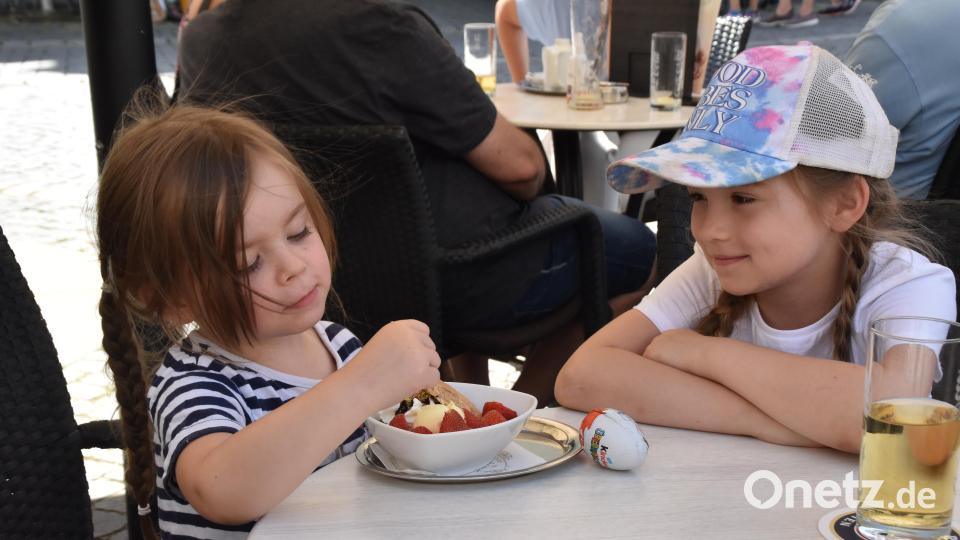 Luisa (4) und Leana (6) genossen Erdbeer- Eis. Bild: hcz