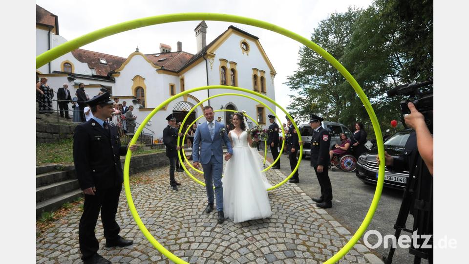 Der Weg über das Kreuzbergplateau führt das Brautpaar durch eine Schlauchspirale der Feuerwehr Pfrentsch. Bild: bey