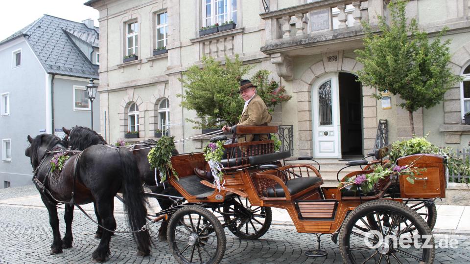 Eine Pferdekutsche chauffiert das Paar zum Rathaus. Bild: Susanne Forster