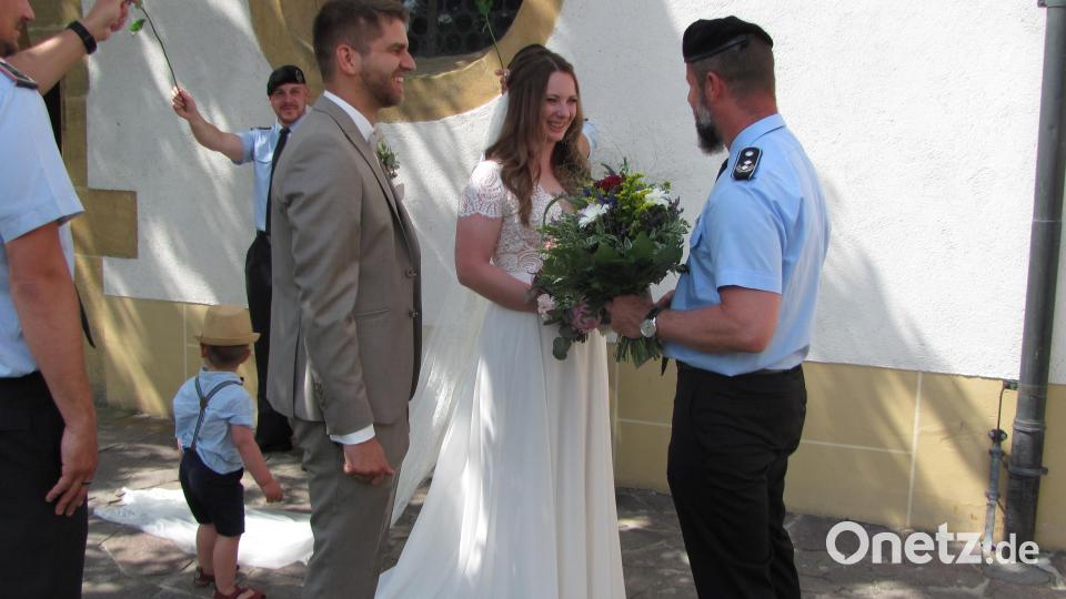 Kamerades des Bräutigams von der Bundeswehr standen Spalier und grautlierten dem Brautpaar. Bild: sei