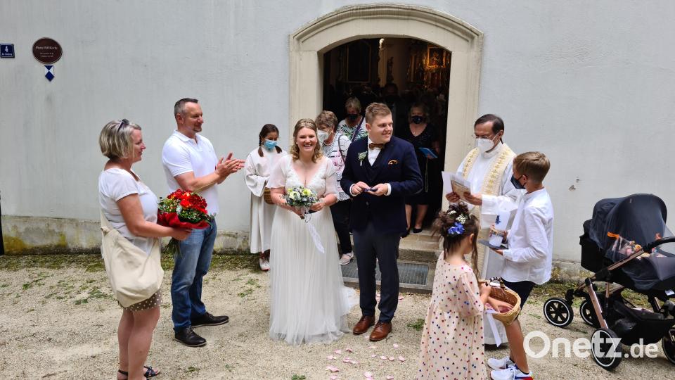 Julia Pangerl und Stephan Weiß schlossen in der Kirche auf dem Annaberg den Bund fürs Leben. Bild: sne
