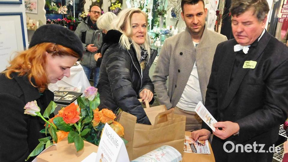 Anke Großmann (Mitte) zog die Gewinner, deren Namen Organisator Lothar Bueringer (rechts) bekanntgab. Bild: hai