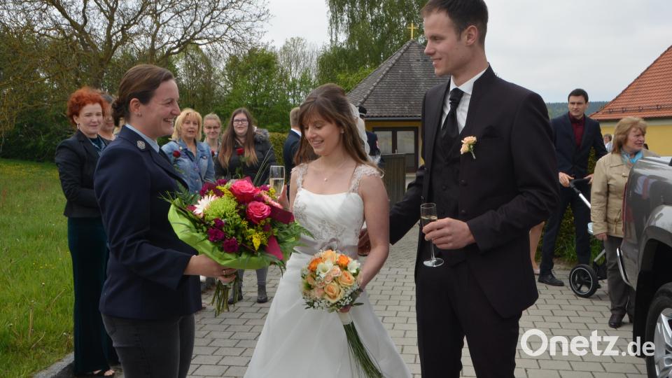 Die Hochzeit des Ehepaars Ramona Wildenauer und Christian Scharl erregte in Oberlind viel Aufsehen. Katholischer Burschenverein Altenstadt, Katholische Landjugend, Freiwillige Feuerwehr, Arbeitskollegen und viele Verwandte und Freunde säumten den Weg nach der Trauung. Erstere leisteten sogar wichtige Freundschaftsarbeit beim Kennenlernen des Paars. Bild: dob