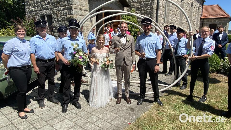 Die Feuerwehr Kleinschwand gratuliert Katharina Zanner und Sebastian Meier zur Hochzeit. Bild: Josef Glas