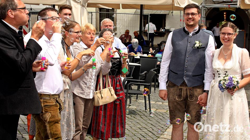 Kristina und Simon Knorr werden nach der Trauung von vielen Freuden, Verwandten und Kollegen empfangen. Bild: zer