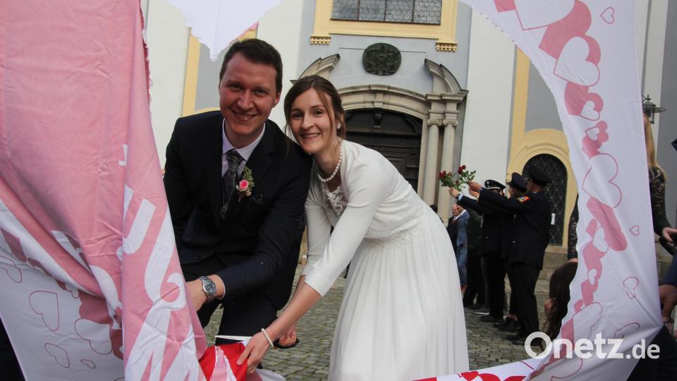 Michaela und Martin Kraus mussten mit jeweils einer Schere ein großes Herz ausschneiden. Bild: kro