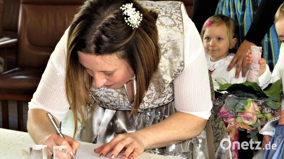 Ab jetzt unterschrieibt Melanie Rösel mit &quot;Melanie Schweizer&quot;. Sie hat sich für den Nachnamen ihres Mannes entschieden. Bild: ubb