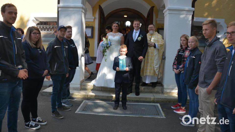 Den kirchlichen Bund der Ehe schlossen am Samstagnachmittag Jaqueline Scharnagl und Patrick Jettke. Unser Bild zeigt das Brautpaar beim Verlassen der Kirche mit Pfarrer Robert Ploß und Brautjunge Leon, übrigens ein Bruder der Braut. Bild: jr