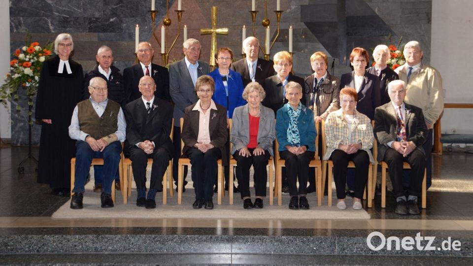Diese Frauen und Männer begingen die Eiserne Konfirmation. Bild: Fotohaus Jäger e.K./exb