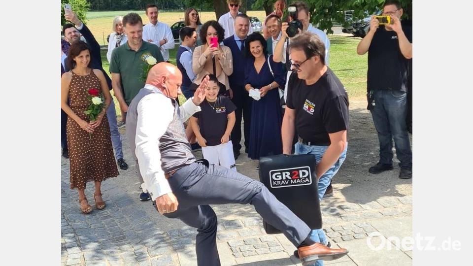 Auf Veranlassung von GR2D Krav Maga aus Wiesau musste Mitglied Robert Hoyer nach der Hochzeit einige Selbstverteidigungstechniken demonstrieren. Bild: André Kasseckert/exb