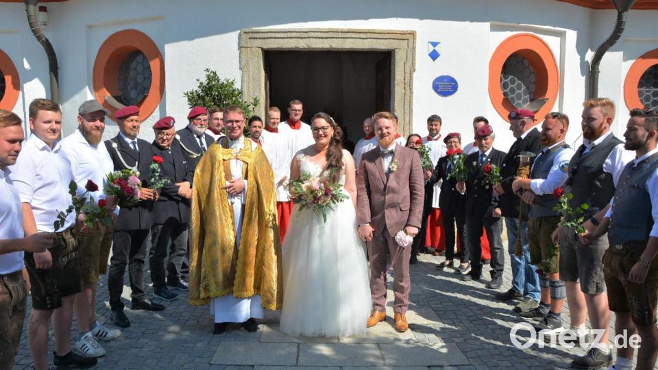 Von einem großen Ehrenspalier wurde das Brautpaar Michaela und Christoph Richter beim Verlassen der Kapplkirche empfangen. Die Messe hatte der aus Konnersreuth stammende Kaplan Bastian Neumann zelebriert, als Messdiener waren acht frühere Ministranten aus Mitterteich im Einsatz. Bild: jr
