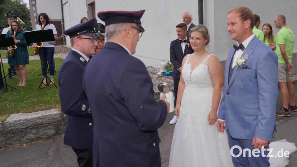 Kameraden der Feuerwehr Waldthurn gratulieren Celine und Christian Schön. Bild: fvo