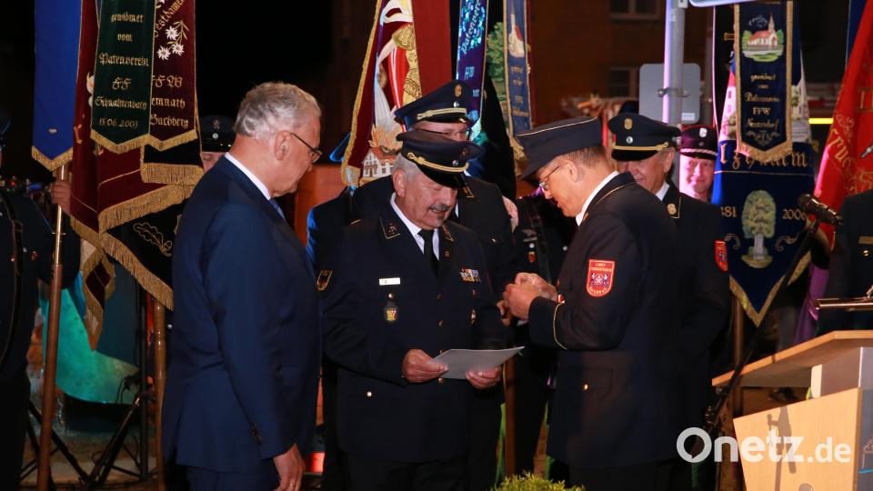 Ehrenkreisbrandrat Fredi Weiß (Mitte) erhielt von Johann Eitzenberger, dem Vorsitzenden des Landesfeuerwehrverbandes, das bayerische Ehrenkreuz der Feuerwehr in Gold überreicht. Auch der bayerische Innenminister Joachim Herrmann (links) gratulierte. Bild: egl