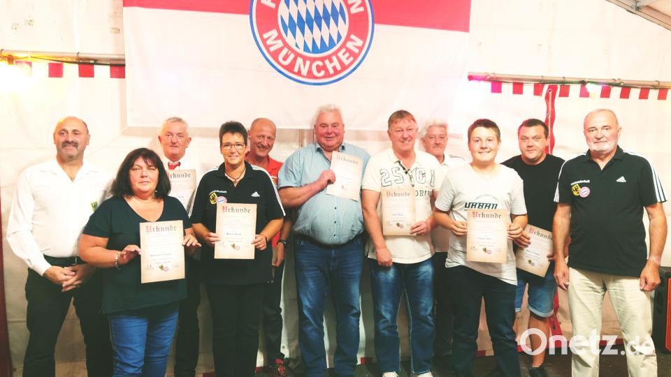 Vorsitzender Andreas Wittmann (links) und Zweiter Vorsitzender Franz Bauer (rechts) mit den geehrten Mitgliedern (von links) Marianne Forster, Klaus Weigl, Marion Weigl, Rudi Scheibl, Thomas Helgert, Josef Weigl, Edgar Forster, Fabian Beer und Mario Forster. Bild: FC-Bayern-Fanclub Erbendorf/exb