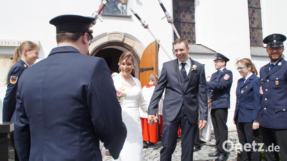 Die Feuerwehr Oberndorf/Höflas nimmt nach der kirchlichen Trauung Claudia und Georg Weber in Empfang, um beiden zu gratulieren und sie Tennisbälle von Pylonen spritzen zu lassen. Bild: kaz