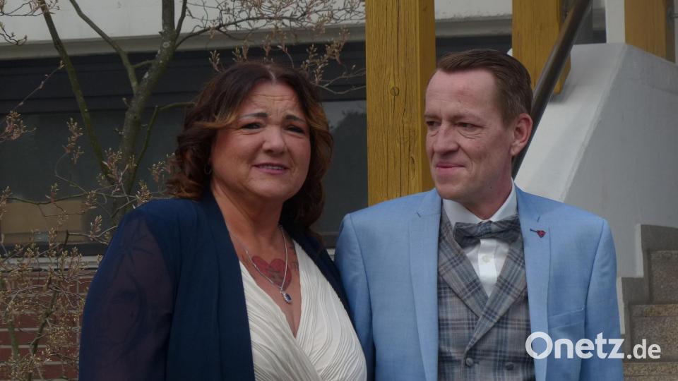 Izabella und Robert Käs heiraten in Oberwildenau. Bild: hme