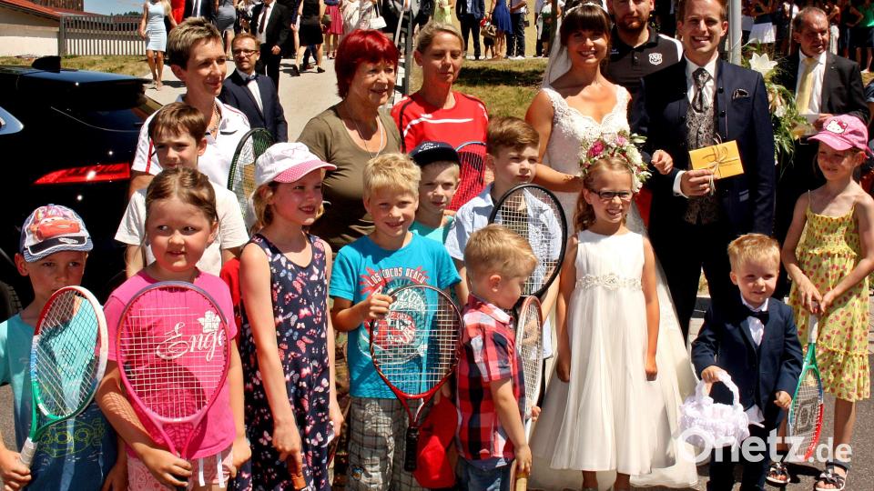 Die Tenniskinder gratulieren dem frisch vermählten Paar. Bild: zer