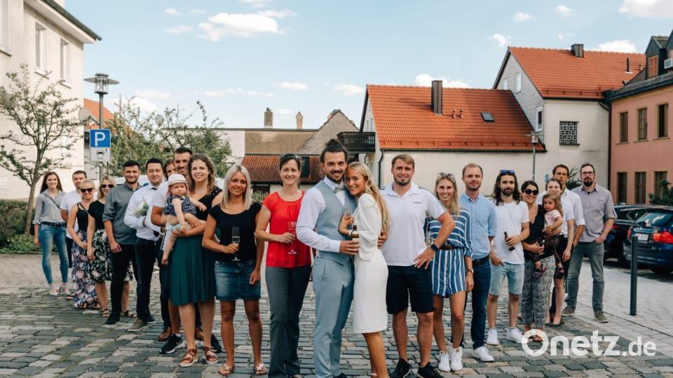 JU-Vorsitzender Enrico Gradl hat seine Lizanne, geborene Gradl, geheiratet. Die Pressather Junge Union steht dabei Spalier für ihren Vorsitzenden. Bild: sne