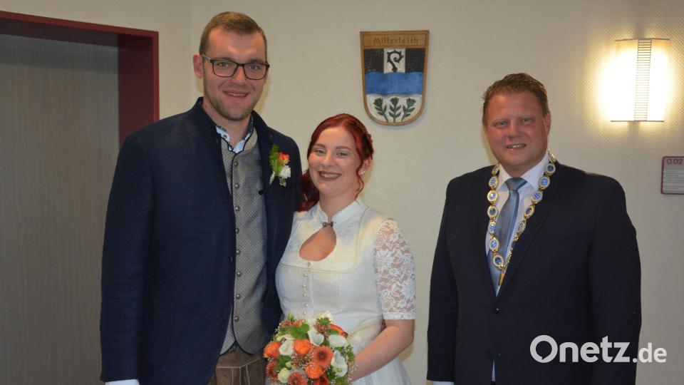 Bürgermeister Stefan Grillmeier (rechts) traute Celine Reber und Stadtrat Hans Fick. Bild: jr