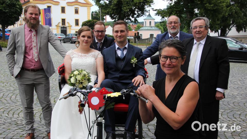 Mit einer Rikscha, gesteuert von Silvia Engel (vorne), ging es für das Brautpaar Antoinette und Sebastian Scharnagl zum Gasthof "Prinzregent Luitpold". Im Hintergrund die vier Anschieber. Bild: kro