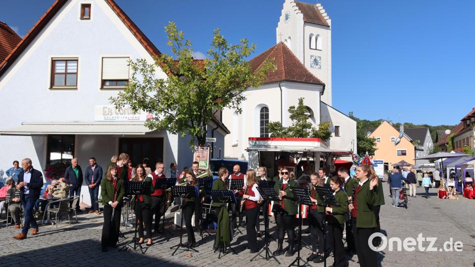 Die Blaskapelle St. Georg Rieden unterhält die Besucher mit einem Standkonzert. Bild: mrr