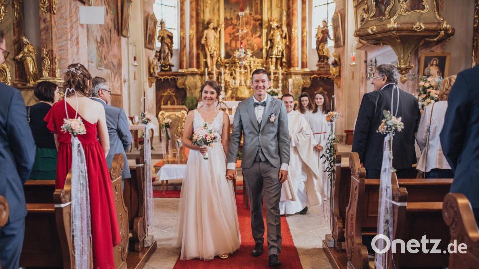 In der Kirche St. Laurentius in Stein gaben sich am vergangenen Samstag Lisa, geborene Konrad, und Philipp Zöllner das Jawort. Bild: 7blocks/Patrick Burger/exb