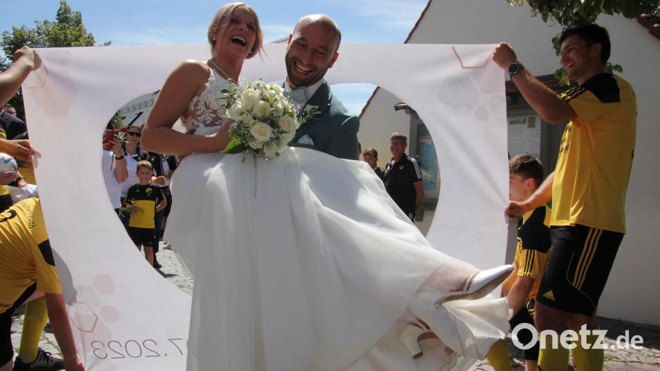 Bräutigam Florian Trißl trug seine Braut Franziska durch das Herz hindurch. Bild: kro