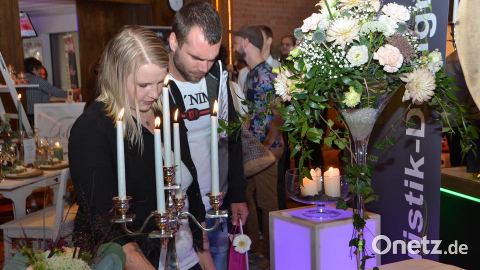 Bei der ersten Hochzeitsmesse in der Stadthalle präsentierten sich 26 Aussteller und gaben Tipps und lieferten Vorschläge für den Hochzeitstag. Bild: dob