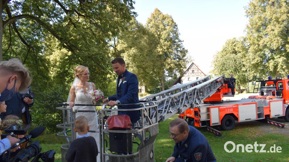 Mit der Drehleiter geht es für Karin und Stefan Reber nach der Trauung hoch in die Lüfte. Bild: szl