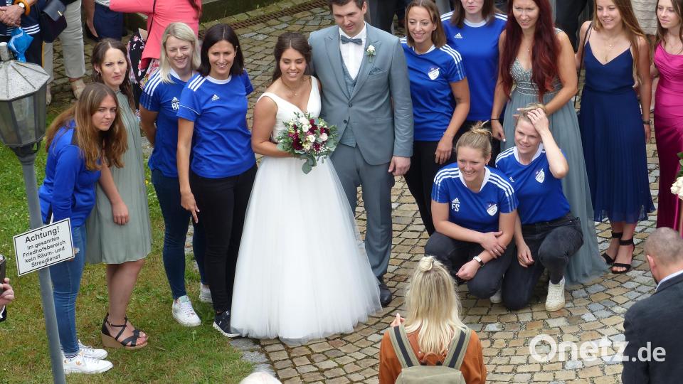 Die aktiven Fußballerinnen mit Torfrau Franziska Striegl gratulieren dem frischvermählten Paar. Bild: sl