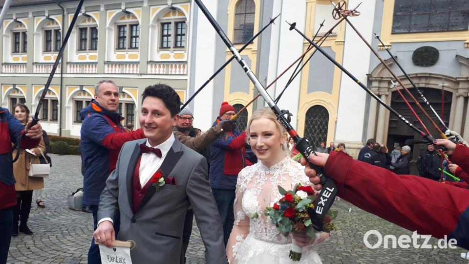 Nach der Trauung warteten viele Freunde und Bekannte des Brautpaares im Ehrenspalier und überbrachten ihre Glückwünsche. Bild: pz
