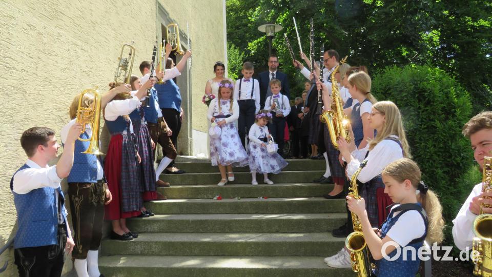 Hochzeit feierte Manfred Hösl und sein Braut Yvonne in Parkstein. Bild: adj