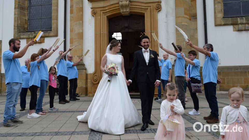 Für eine gelungene Überraschung sorgt der Bienenzuchtverein Edelsfeld bei der Hochzeitsfeier seines Kassiers Daniel Kraus. 15 Mitglieder stehen mit Imkerbesen oder Federwisch Spalier vor der St-Ägidius-Kirche in Vilseck. Bild: wfe