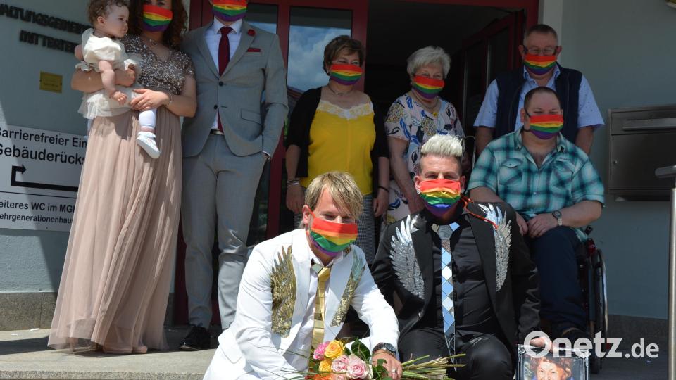 Nur die engste Familie war bei der Trauung im Mitterteicher Rathaus mit dabei, als Andy Neumaier (links hockend) und sein Partner Heiko Langas sich trauen ließen. Bild: jr