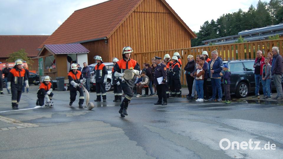 &quot;Feuerwehr im Löscheinsatz&quot;. Jeder Handgriff muss sitzen, die vorgeschriebene Zeit muss eingehalten werden. Bild: fla