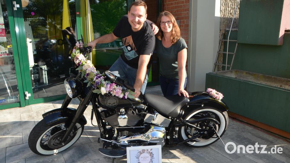 Julia Griener aus Kulmain und Markus Scherm aus Fichtelberg werden sich am 20. Juni 2020 trauen. Sie schauten in der Stadthalle bei der ersten Hochzeitsmesse vorbei. Obwohl ihnen die blumengeschmückte Harley Davidson ins Auge stach, kommt sie für ihren eigenen Hochzeitstag nicht in Frage. Bild: dob