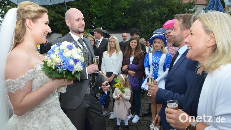 Eine Traumhochzeit feierten Thomas und Katharina Meyer. Pfarrer Albert Hölzl traute das Paar. Viele Verwandte und Freunde begleiteten das Paar in den siebten Ehehimmel. Bild: dob