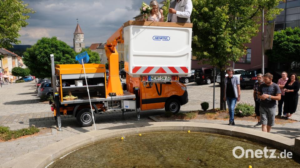 Das &quot;Enten-Angeln&quot; am Stadtbrunnen ist für die Brautleute Florian Schusser und Alina Glenk weit kniffliger als das Ja-Wort im Rathaus. Bild: do