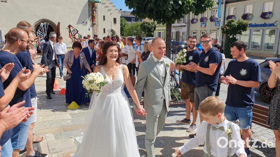 Zu den Klängen der "Böhmischen Liebe" schritt das frischvermählte Ehepaar durch das Saplier. Bild: jsa