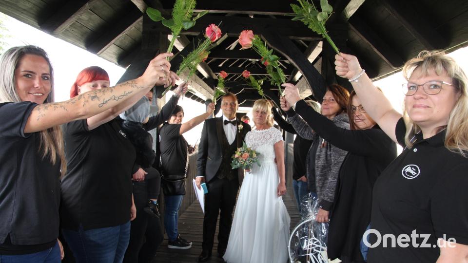 Jutta Rosner-Leichtl und Christian Leichtl werden von den Beschäftigten der Metzgerei Rosner im Ehrenspalier begrüßt. Bild: kro