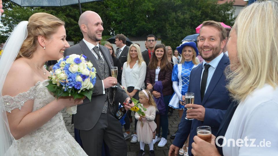 Eine Traumhochzeit feierten Thomas und Katharina Meyer. Pfarrer Albert Hölzl traute das Paar. Viele Verwandte und Freunde begleiteten das Paar in den siebten Ehehimmel. Bild: dob