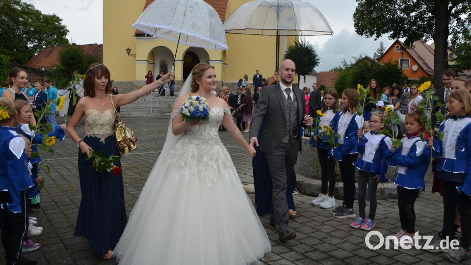 Eine Traumhochzeit feierten Thomas und Katharina Meyer. Pfarrer Albert Hölzl traute das Paar. Viele Verwandte und Freunde begleiteten das Paar in den siebten Ehehimmel. Bild: dob
