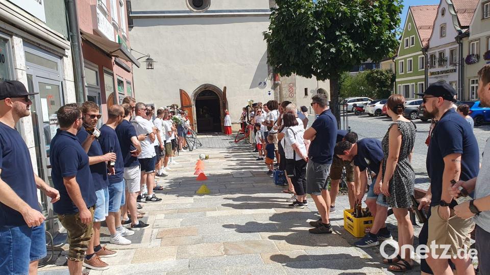 Vor der Kirche hatte sich ein langes Ehrenspalier gebildet. Bild: jsa