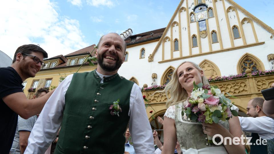 Josef Vogl und Ina Scheffer gaben sich vor Ambergs Oberbürgermeister Michael Cerny das Ja Wort. Bild: Andreas Brückmann