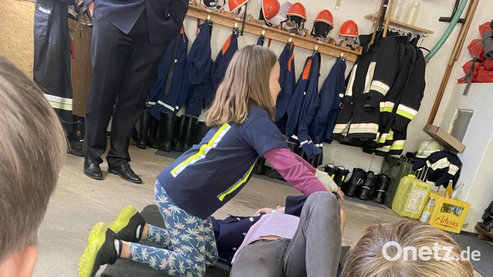 Auch die stabile Seitenlage musste von den Kindern durchgeführt werden. Bild: Katharina Schöner/exb